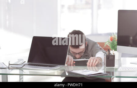 Bis zu schließen. müde Geschäftsmann an seinem Schreibtisch im Büro schlafen Stockfoto