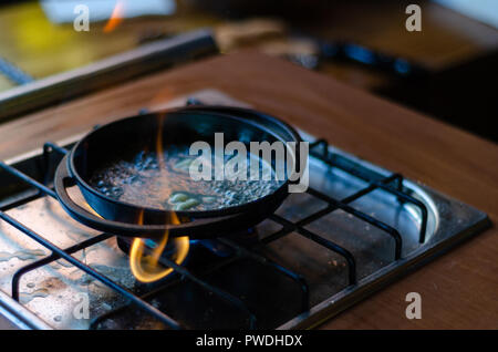 Schließen Sie die Butter in einer Pfanne schmelzen. Stockfoto