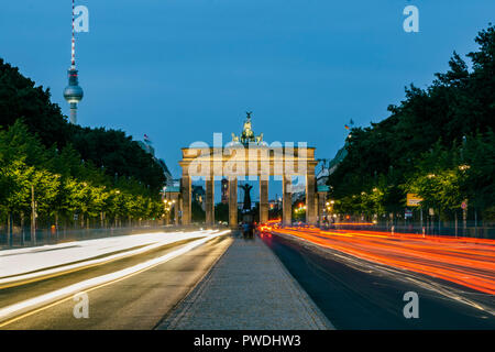 Berlin, Deutschland, 31. August 2018: Verkehr auf Straße des 17. Juni mit Brandenburger Tor im Hintergrund in der Dämmerung Stockfoto