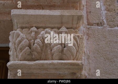 Dekorative Gesicht und Emblem Schnitzereien an der Kirchenmauer in Ciutadella Menorca Spanien Stockfoto