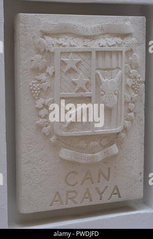 Dekorative Gesicht und Emblem Schnitzereien an der Kirchenmauer in Ciutadella Menorca Spanien Stockfoto