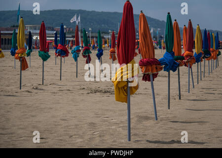 Bunte Sonnenschirme am Strand von Deauville, Frankreich Stockfoto