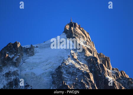 Aiguille du Midi in der Abendsonne, Mont Blanc Massiv, Chamonix-Mont-Blanc, Französische Alpen, Frankreich. Stockfoto