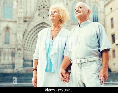 Gerne reife Ehegatten genießen Spaziergang rund um europäische Stadt Stockfoto