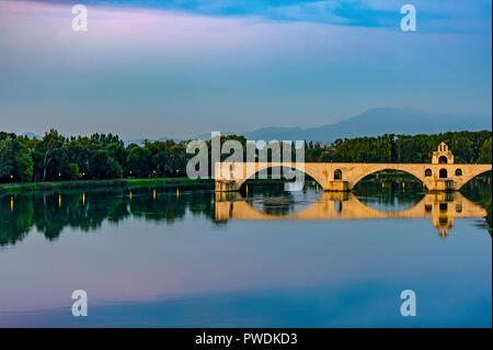 Frankreich. Vaucluse (84). Avignon. Pont Maruéjols-lès-Gardon, die gemeinhin als Pont d'Avignon, von 1177 bis 1185 auf der Rhone gebaut Stockfoto