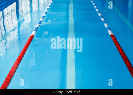 Bild von der Oberseite der Swimmingpool mit roten Teilerspitzen Stockfoto