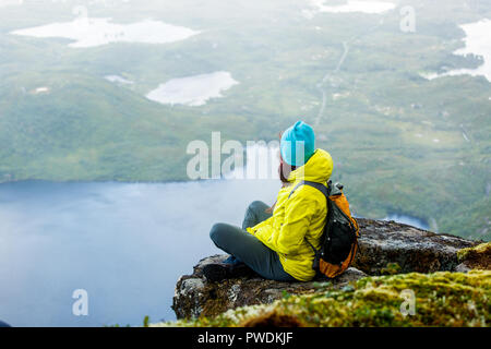 Bild von touristischen Mädchen mit Rucksack saß oben auf der Berg im Hintergrund der malerischen Landschaft Stockfoto