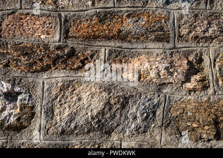 Natürliche Felsen Bausteine in Nahaufnahme zeigt Farben aus Granit und Mörtel Details der Wand in der Berghütte Stockfoto