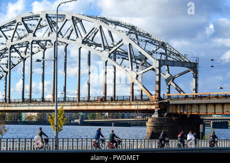 Eisenbahnbrücke, Riga, Lettland, über den Fluss Daugava Stockfoto