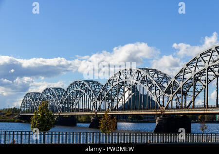 Eisenbahnbrücke, Riga, Lettland, über den Fluss Daugava Stockfoto