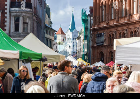 Menschen auf Dome Square Riga, Lettland, während der Geschäftszeiten Stockfoto