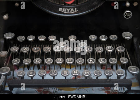 Antike Royal Schreibmaschine abgedeckt in Staub Stockfoto