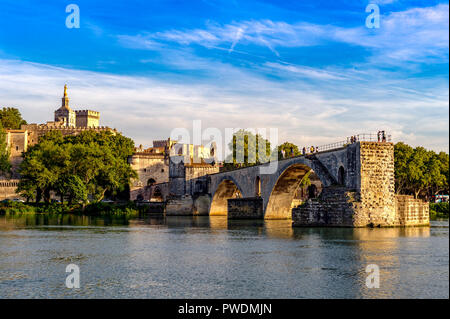 Frankreich. Vaucluse (84). Avignon. Pont Maruéjols-lès-Gardon, die gemeinhin als Pont d'Avignon, von 1177 bis 1185 auf der Rhone gebaut. Stockfoto