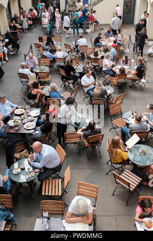 UK, London, Covent Garden, Kellnerin Übergabe der Rechnung an den Kunden Stockfoto