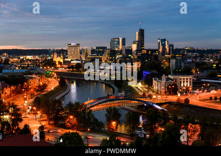 Panoramablick auf das Geschäftsviertel von Vilnius bei Sonnenuntergang, Litauen Stockfoto