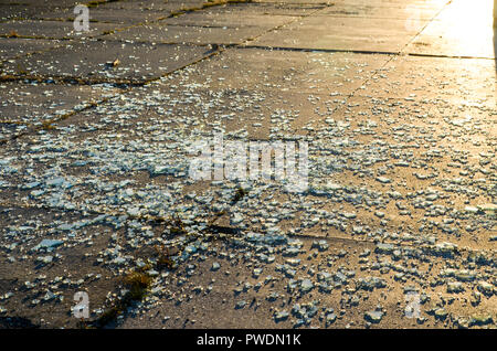 Zerbrochenes Glas mit Sonnenuntergang Licht Stockfoto