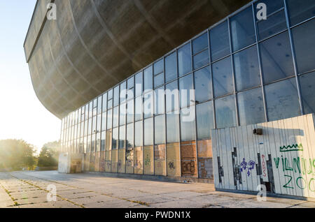 Vilnius Palast der Konzerte und Sport, einen großen leerstehenden Gebäude durch die Neris Stockfoto