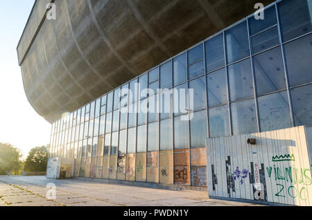 Vilnius Palast der Konzerte und Sport, einen großen leerstehenden Gebäude durch die Neris Stockfoto