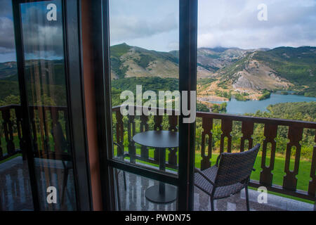 Liendo Behälter gesehen von einem Balkon des Parador. Cervera de Pisuerga, Palencia Provinz Castilla Leon, Spanien. Stockfoto