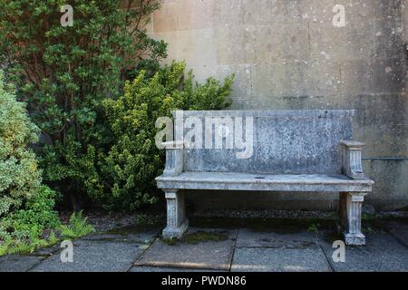 Steinbank gegen schloss Wand Stockfoto