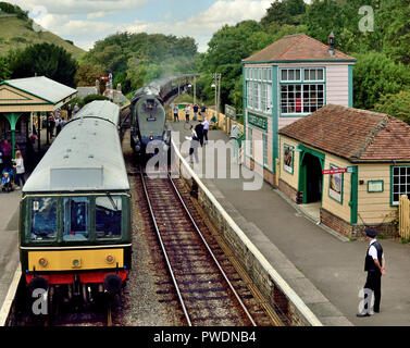 Dampfzug durch Corfe Castle Station auf der Swanage Railway, gezogen von LNER Class A4 Pacific No 60009 Union of South Africa, 13.09.2018. Stockfoto