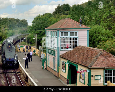 Dampfzug durch Corfe Castle Station auf der Swanage Railway, gezogen von LNER Class A4 Pacific No 60009 Union of South Africa, 13.09.2018. Stockfoto
