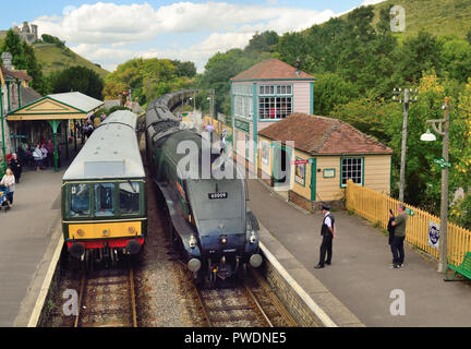 Dampfzug durch Corfe Castle Station auf der Swanage Railway, gezogen von LNER Class A4 Pacific No 60009 Union of South Africa, 13.09.2018. Stockfoto