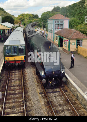 Dampfzug durch Corfe Castle Station auf der Swanage Railway, gezogen von LNER Class A4 Pacific No 60009 Union of South Africa, 13.09.2018. Stockfoto