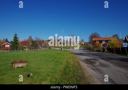 Schöne Herbstfarben in Wäldern und Flüssen rund um den kleinen ländlichen Stadt Björbo in Dalarna. Stockfoto