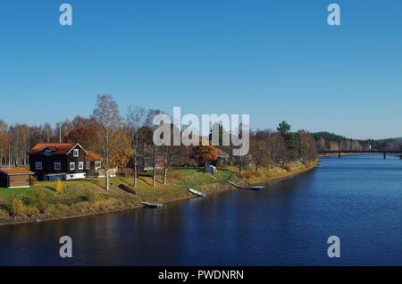 Schöne Herbstfarben in Wäldern und Flüssen rund um den kleinen ländlichen Stadt Björbo in Dalarna. Stockfoto