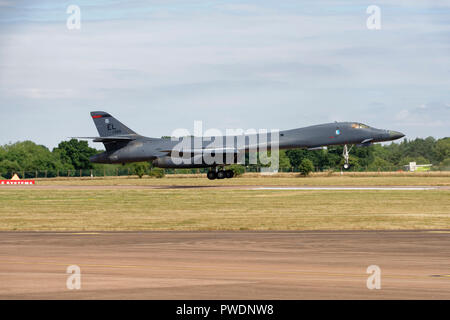 Rockwell B-1 B Lancer militärischen strategischen Bomber kommt an RAF Fairford Airbase in der englischen Cotswolds bei der RIAT teilzunehmen Stockfoto