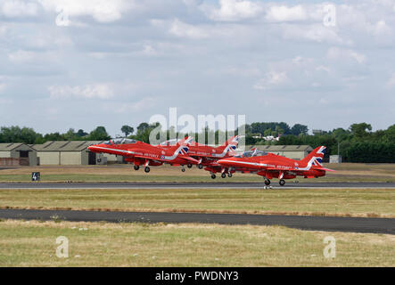 Die britische Royal Air Force Red Arrows Aerobatic Display Team in Ihrem Hawk Jet Trainer nehmen Sie an der RIAT anzuzeigen Stockfoto