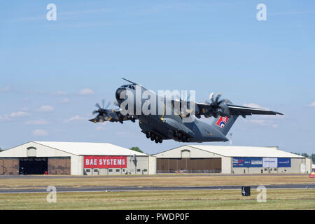 Verteidigung und Raumfahrt Airbus A400M Atlas taktisches Transportflugzeug nimmt sie an der Royal International Air Tattoo zu demonstrieren. Stockfoto