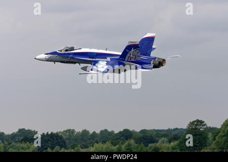 Royal Canadian Air Force Hornet Kampfjet von der CF-18 Demonstration Team fährt RAF Fairford Airbase nach der Teilnahme an der RIAT Stockfoto