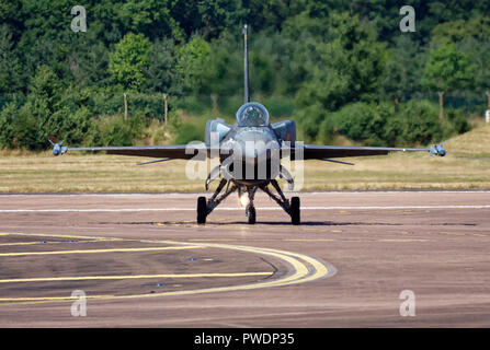 Lockheed Martin F-16C Jet von der Hellenic Air Force (Griechenland) Zeus Demonstration Team kommt an RAF Fairford in der die RIAT teilzunehmen Stockfoto