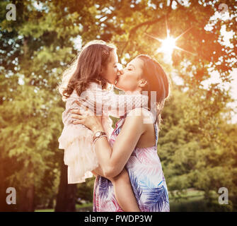 Mutter und Tochter in ein großer Spaß im Sommer Park Stockfoto