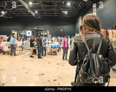 Mailand, Italien - Oktober 14, 2018: Die Menschen sind Shopping im Vintage Osten Markt in Mailand. Der Markt ist ein Vintage indoor Markt führte einmal pro Mont Stockfoto