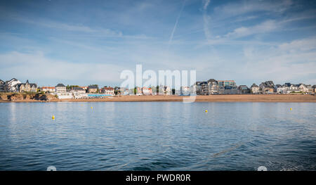 Saint Gilles Croix de Vie, Frankreich - 16. September 2018: Blick auf die Stadt Ufer aus dem Hafen im Sommer Stockfoto