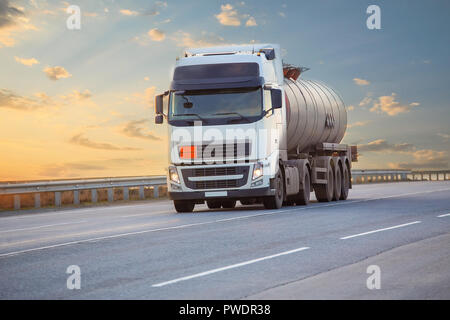 Big Fuel Truck geht auf das Land Autobahn Stockfoto