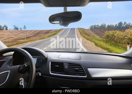 Blick vom Salon von Auto, das auf der Straße Stockfoto