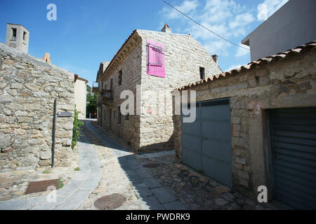 Webstuhl als Kunstinstallation in der Stadt von Aggius, Gallura, Sardinien, Italien Stockfoto