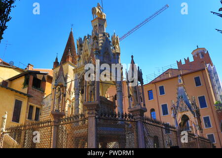 Die Arena di Verona - eine Gruppe von fünf Gotischen Grabdenkmäler in Verona, Italien, feiern die Scaliger Familie, in Verona vom 13.-14. Jh. ausgeschlossen Stockfoto