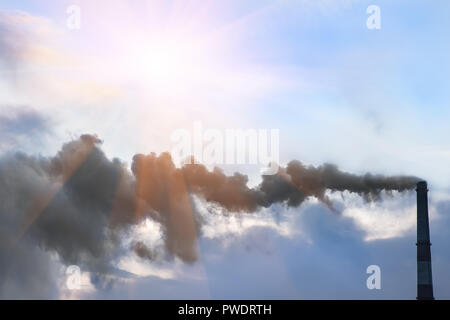 Verschmutzte Rauch aus einer industriellen Rohr umweltschädliche Atmosphäre Stockfoto