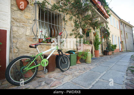 Fahrrad geparkt - Stadt von Aggius, Gallura, Sardinien, Italien Stockfoto