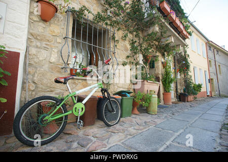 Fahrrad geparkt - Stadt von Aggius, Gallura, Sardinien, Italien Stockfoto