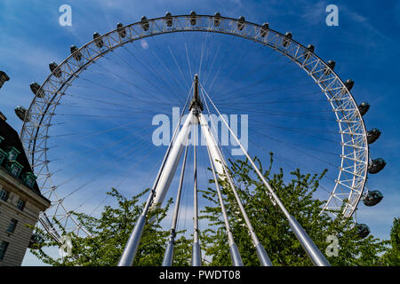 London Eye oder Millennium Wheel von unten an der South Bank der Themse in London, England, Grossbritannien Stockfoto