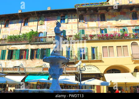 Ein Blick auf die Piazza delle Erbe (Marktplatz) - Quadrat in Verona, Norditalien, mit dem alten Brunnen mit der Statue namens Madonna Verona Stockfoto