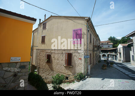 Webstuhl als Kunstinstallation in der Stadt von Aggius, Gallura, Sardinien, Italien Stockfoto