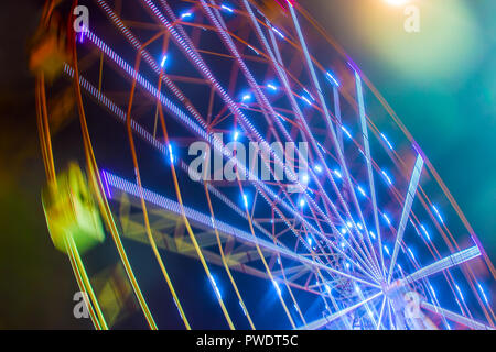 Carnival ride zeigen eine sich drehende Riesenrad in Aktion - lange Belichtung geschossen. Stockfoto