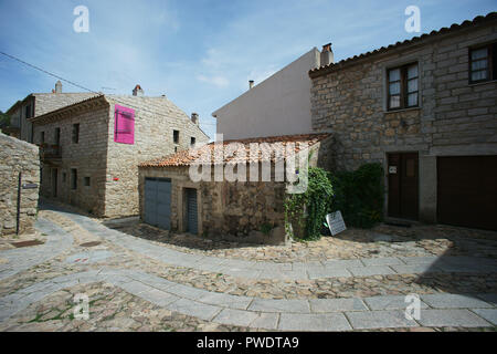 Webstuhl als Kunstinstallation in der Stadt von Aggius, Gallura, Sardinien, Italien Stockfoto